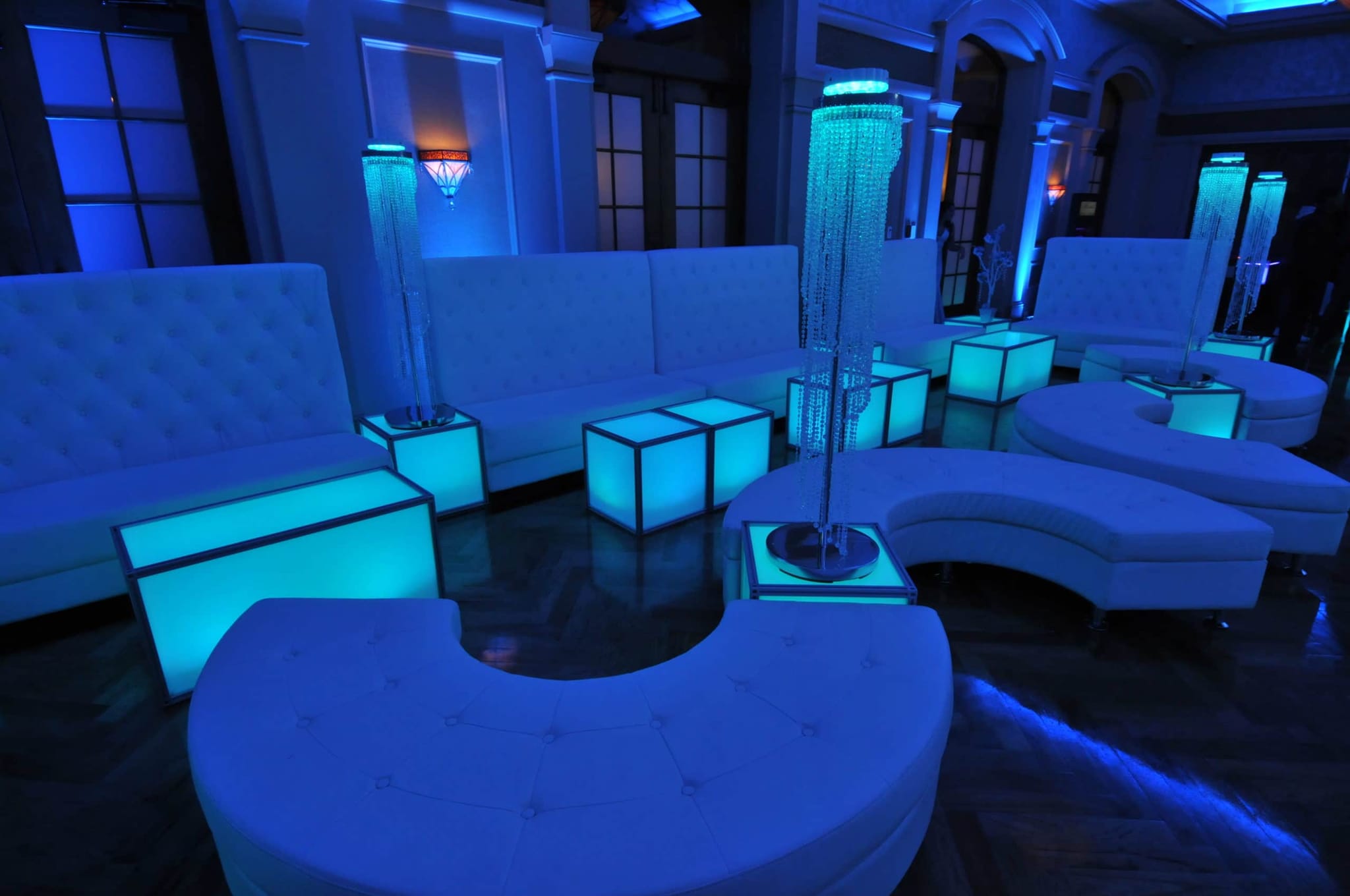 High-Quality Indoor and Outdoor Lounges: Rent the Ideal Furniture for Any Occasion