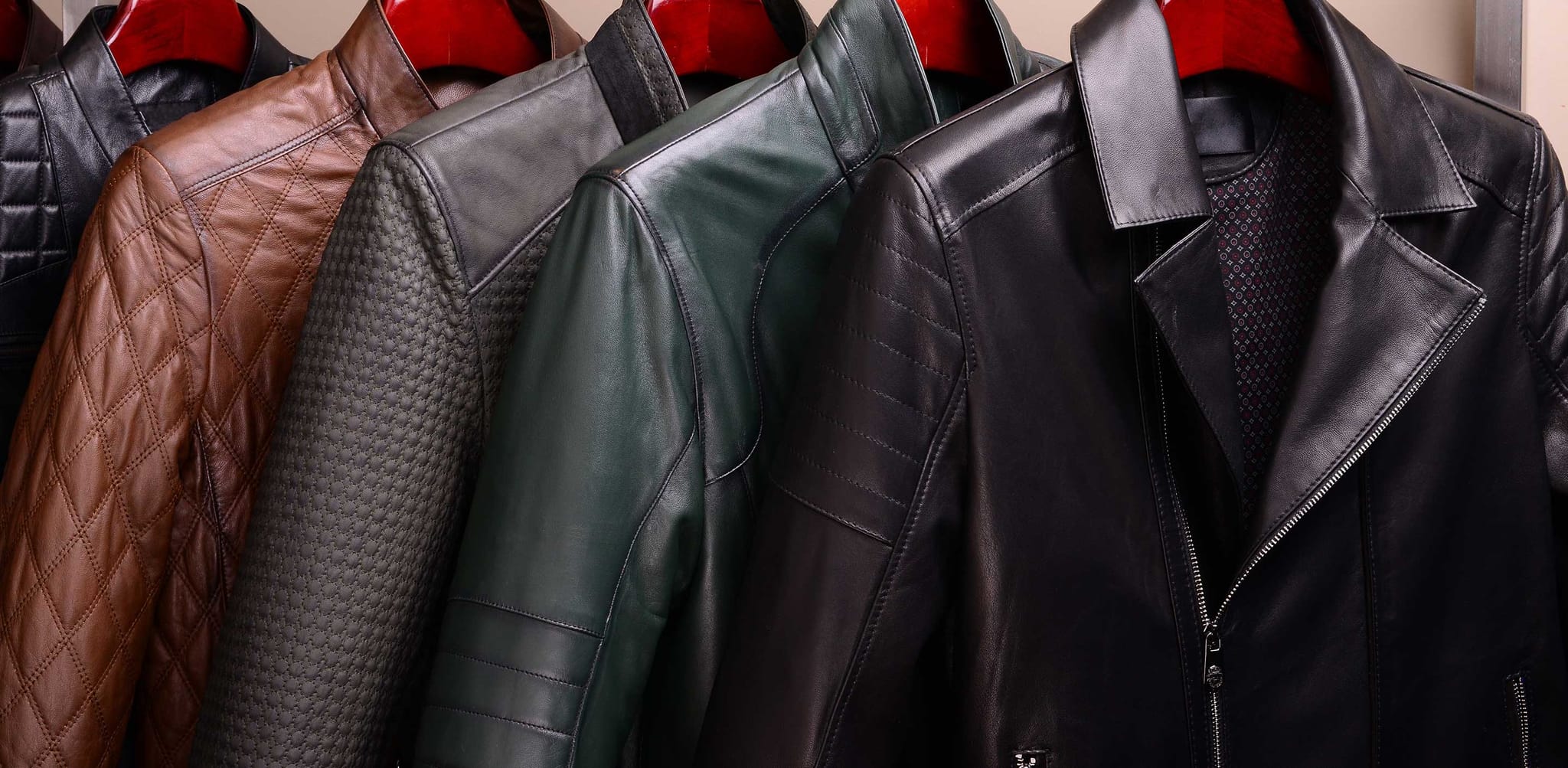 Herren Lederjacke im Fokus: Warum sie die perfekte Mischung aus Funktion und Stil bietet