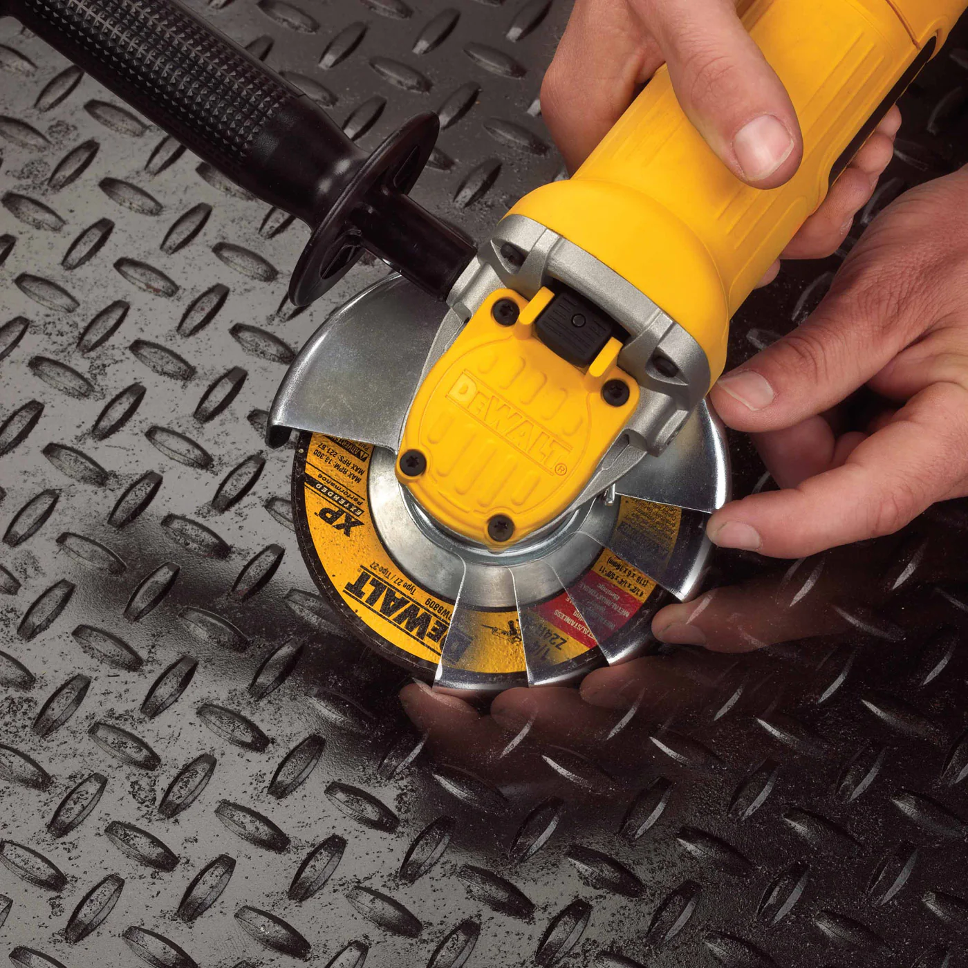 Wo ist der beste DeWalt Händler in der Nähe für Profiausstattung?