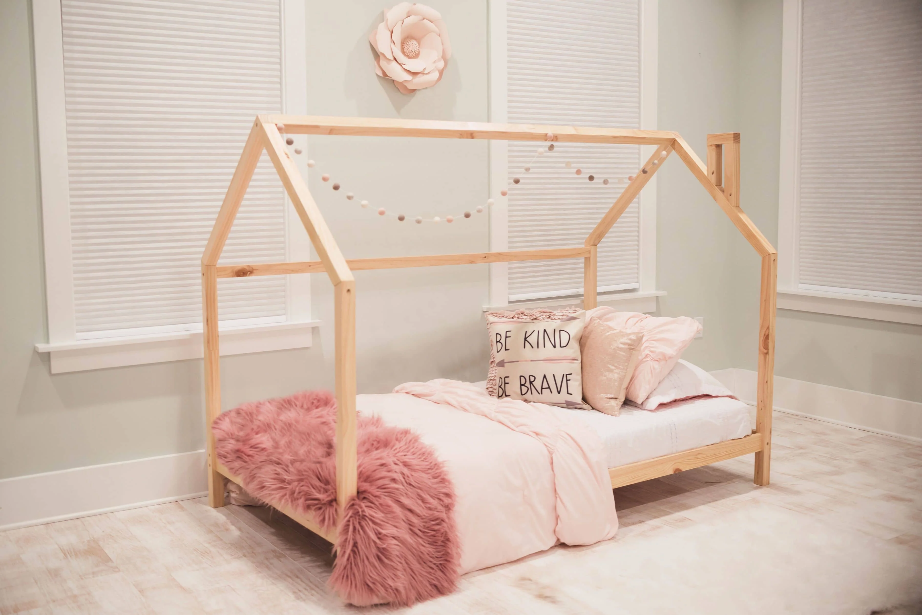 Funktionalität und Stil in einem – Hausbett 120x200 mit Schubladen