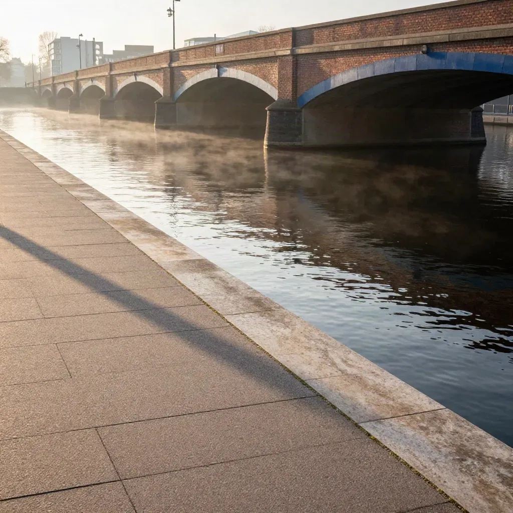Morgendämmerung am Berliner Kanal mit Brücke, Mauer und ruhigem Wasser im Dunst.