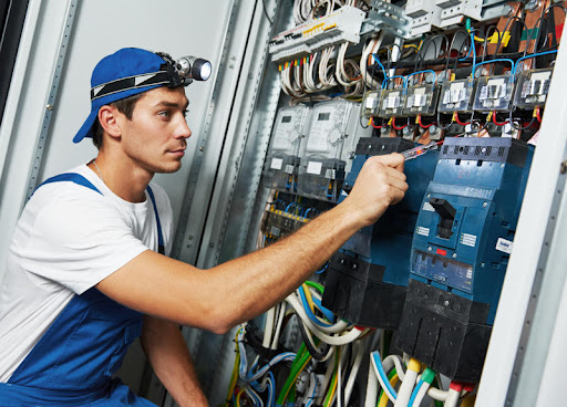 Wie oft sollte eine Prüfung ortsveränderlicher elektrischer Betriebsmittel durchgeführt werden?
